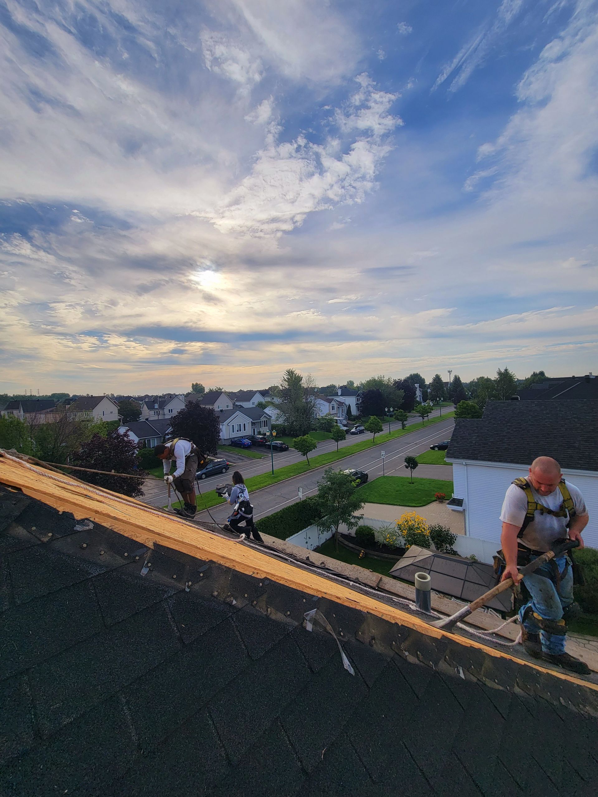 Un homme travaille sur le toit d'une maison.