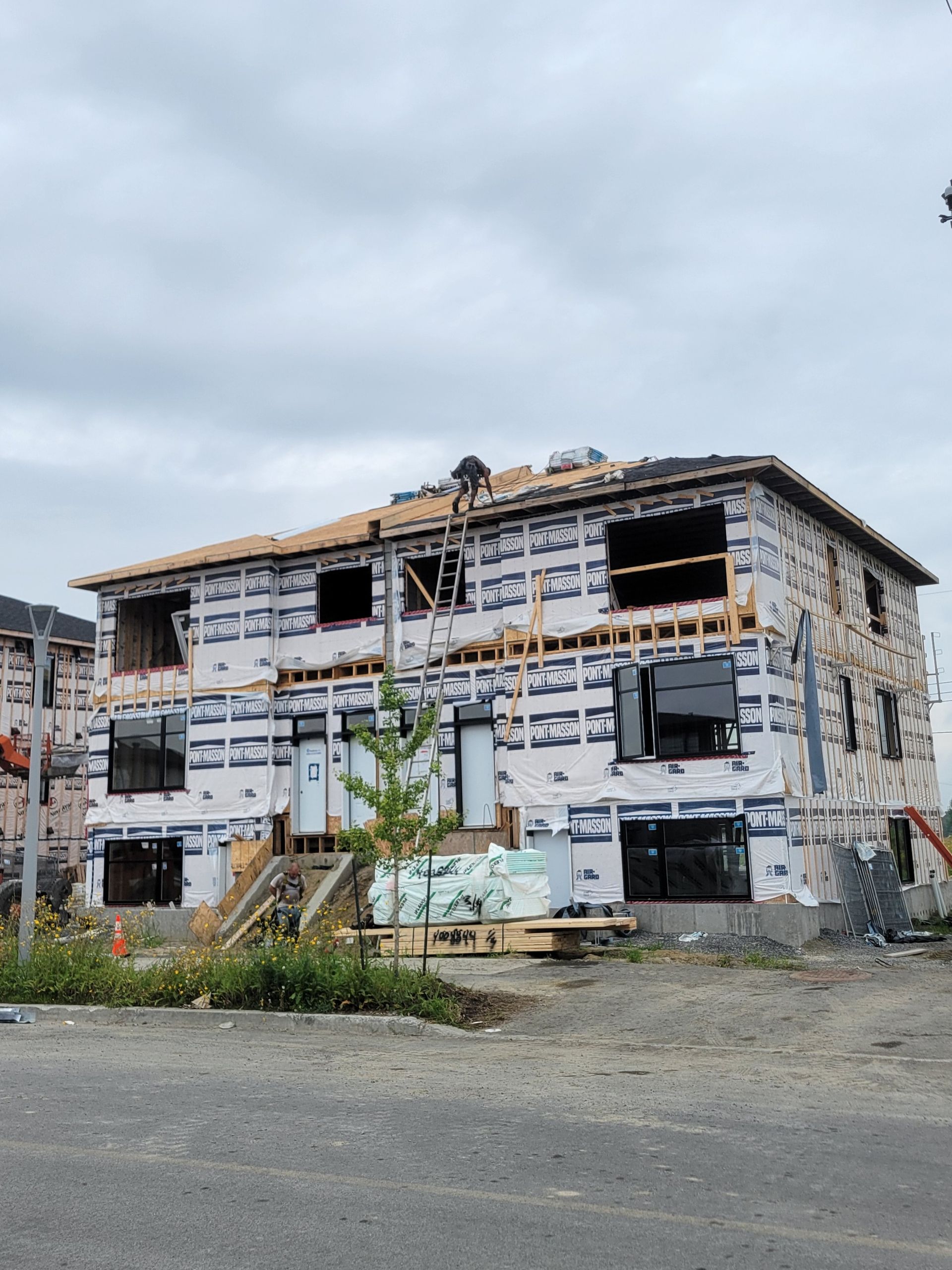 Un grand bâtiment en construction avec beaucoup de fenêtres