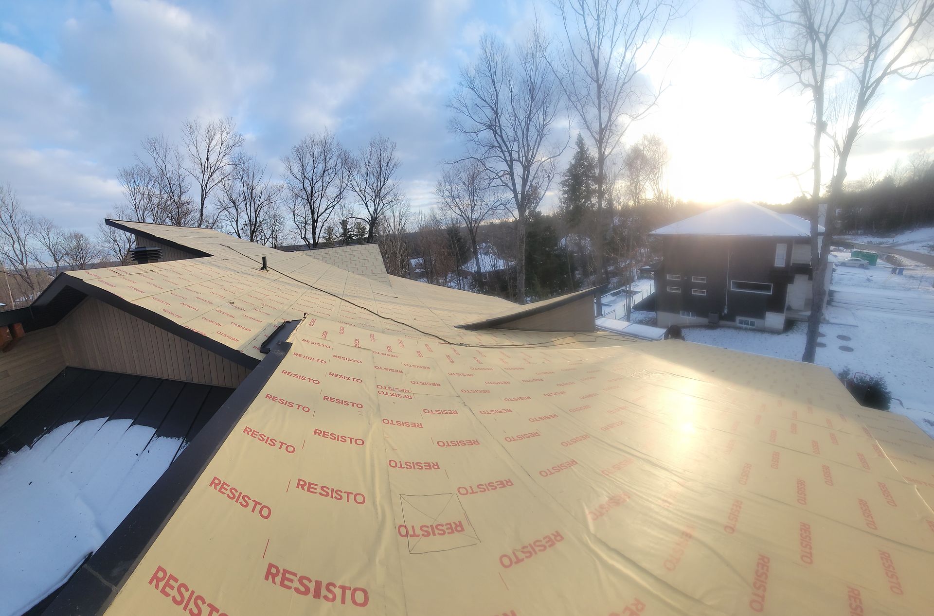 Le toit d'une maison est recouvert d'un matériau de couverture.