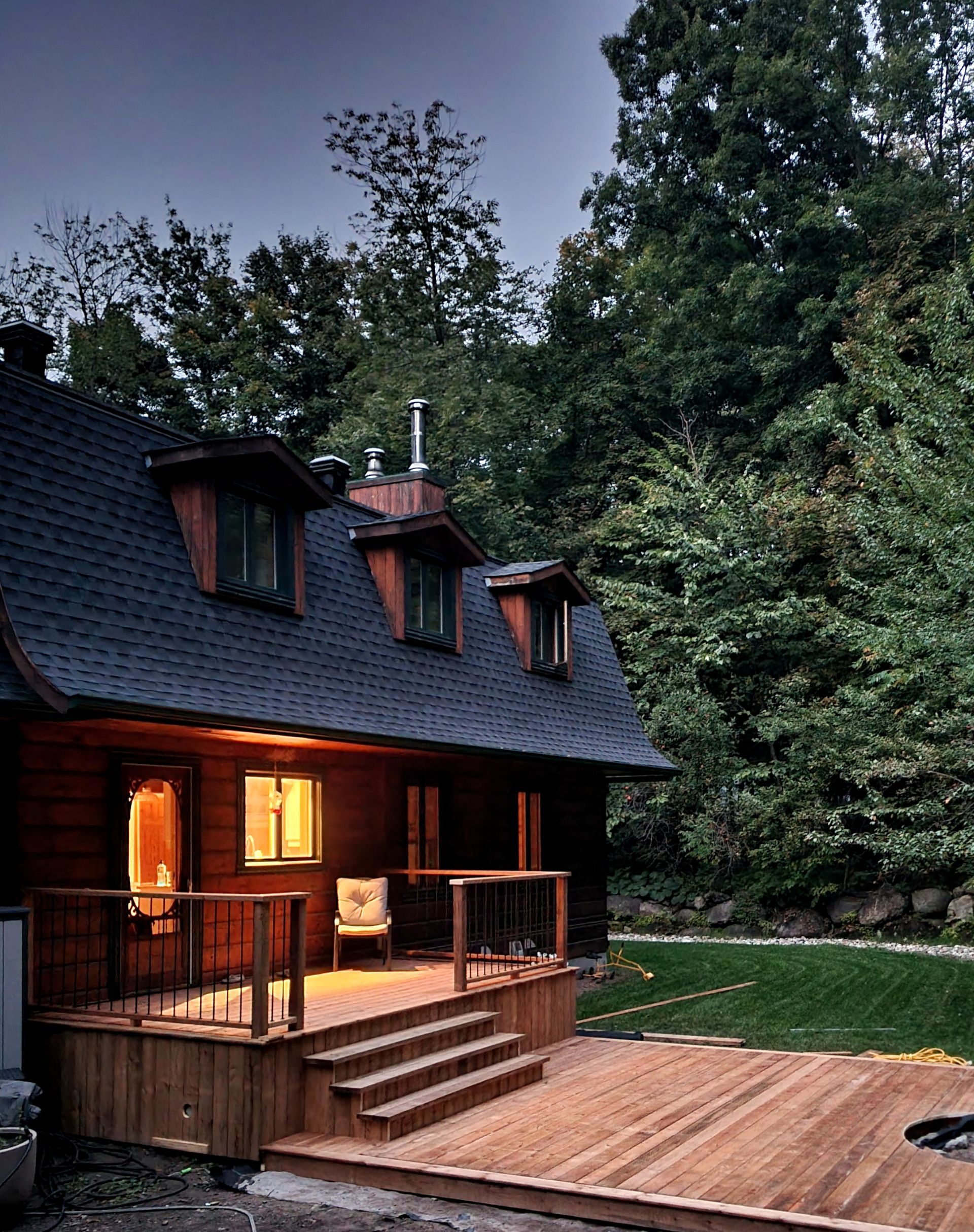 Une maison avec une terrasse en bois devant