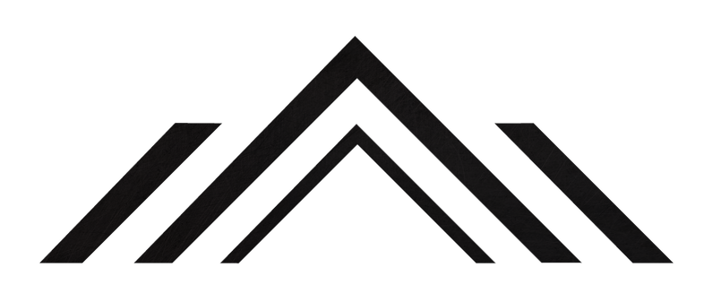 Un logo noir et blanc de trois triangles sur fond blanc.