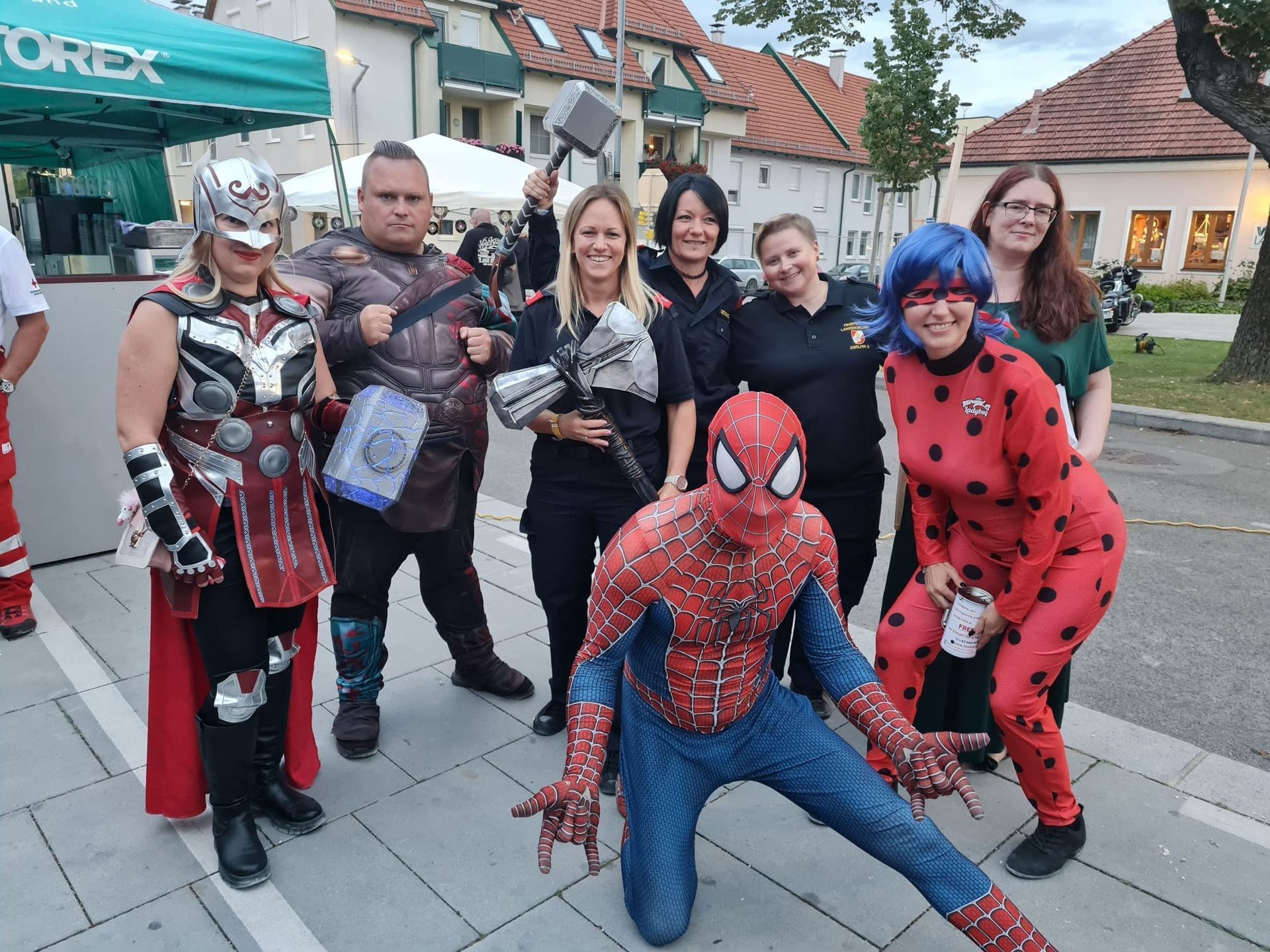 Eine Gruppe von Menschen in Superheldenkostümen posiert für ein Foto.