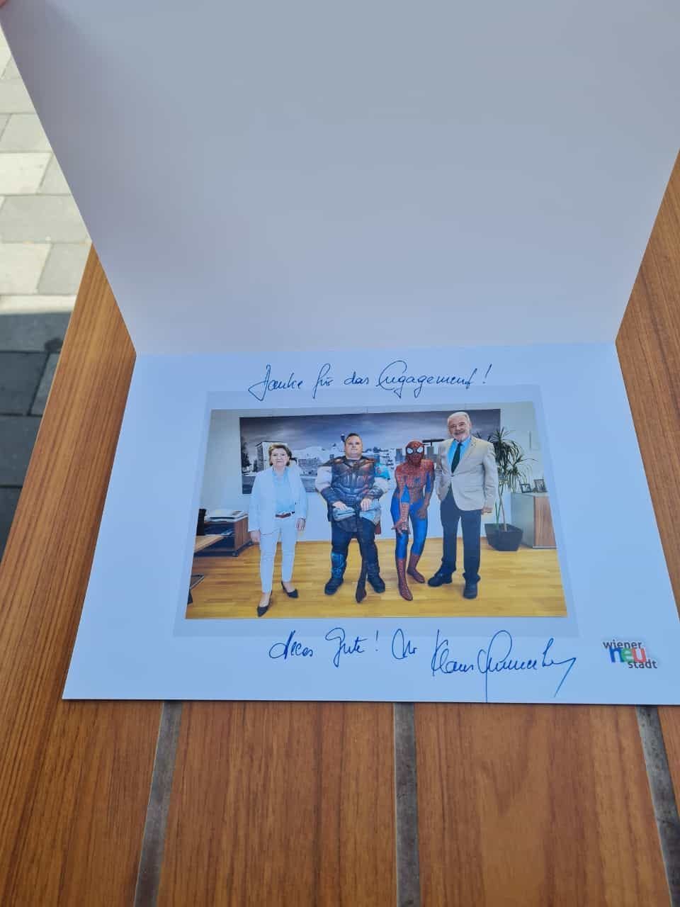 Kartenansicht mit einem Foto: Gruppe von Menschen steht nebeneinander.