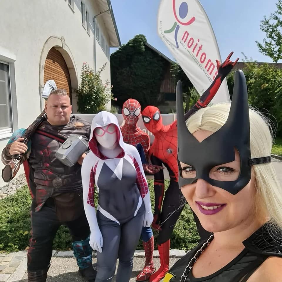 Eine Gruppe von Menschen in Superheldenkostümen posiert für ein Foto