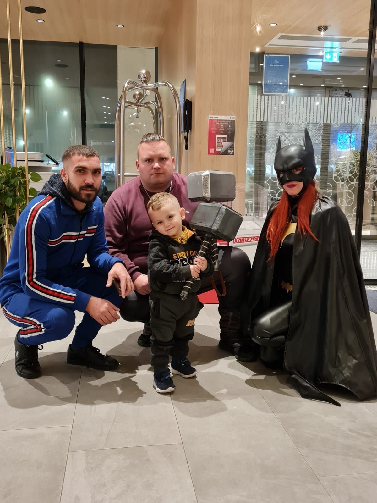 Ein Schützling auf einem Bild mit einer kostümierten Frau.