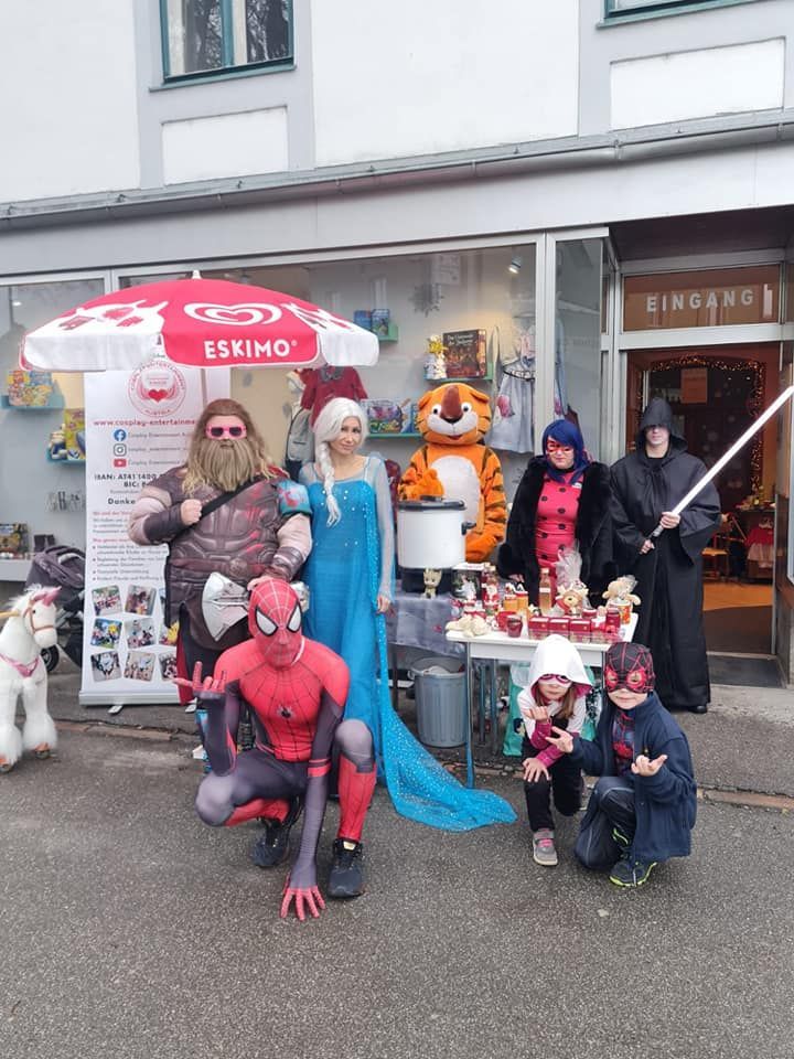 Eine Gruppe von Menschen posiert für ein Foto vor einem Geschäft mit Schützlingen.