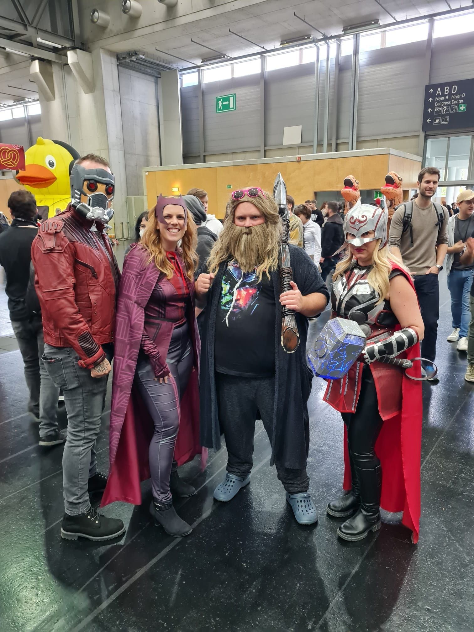 Eine Gruppe kostümierter Menschen posiert für ein Foto.