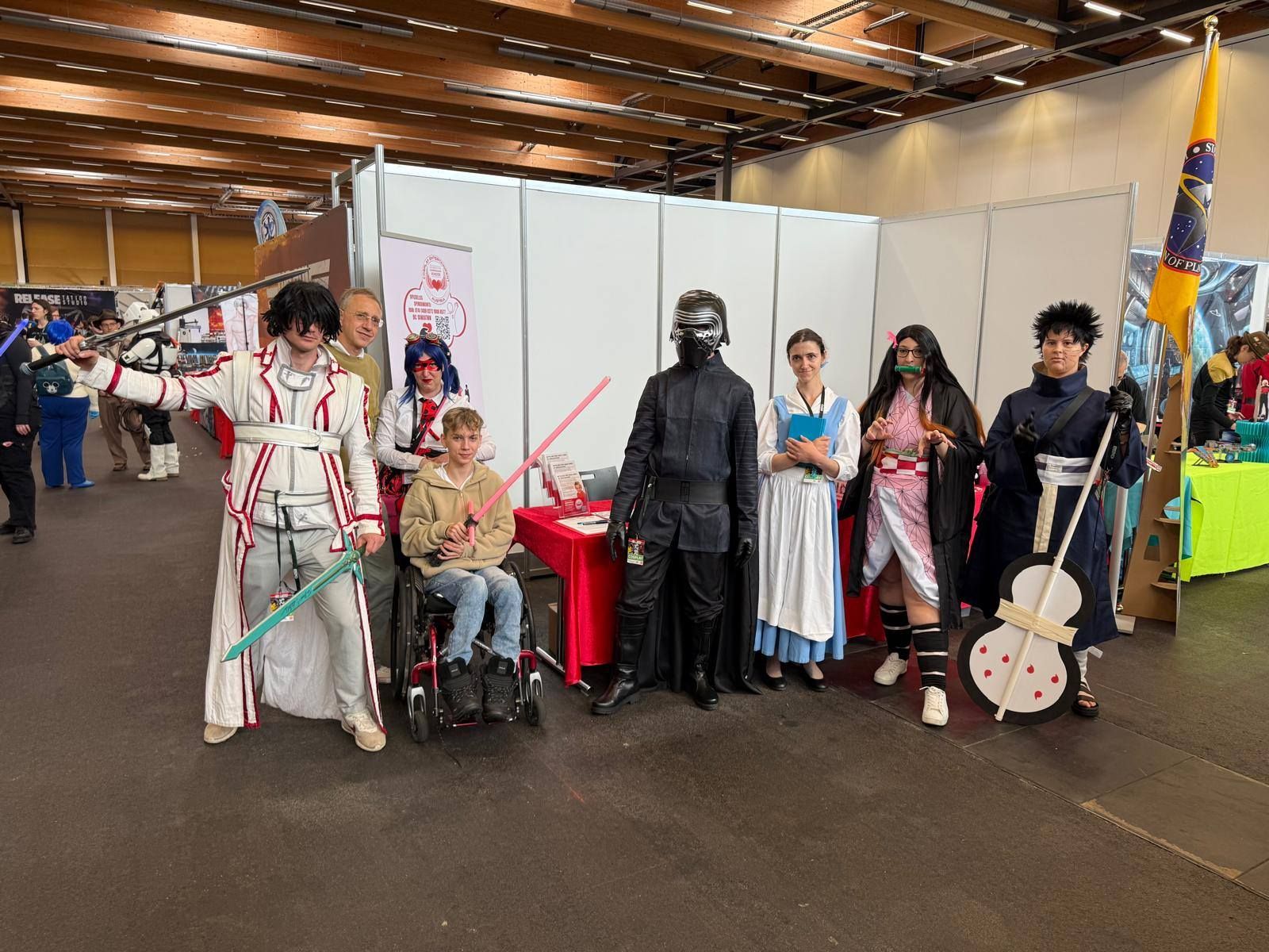 Eine Gruppe kostümierter Menschen posiert in einem Raum für ein Foto.