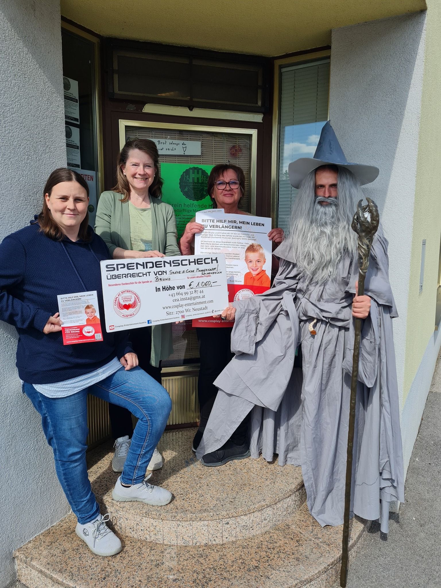Spendenscheck von Cosplay an Clemens
