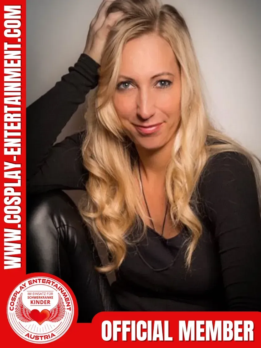 Eine Frau sitzt auf einem Stuhl und hat ihre Hand in ihrem Haar.