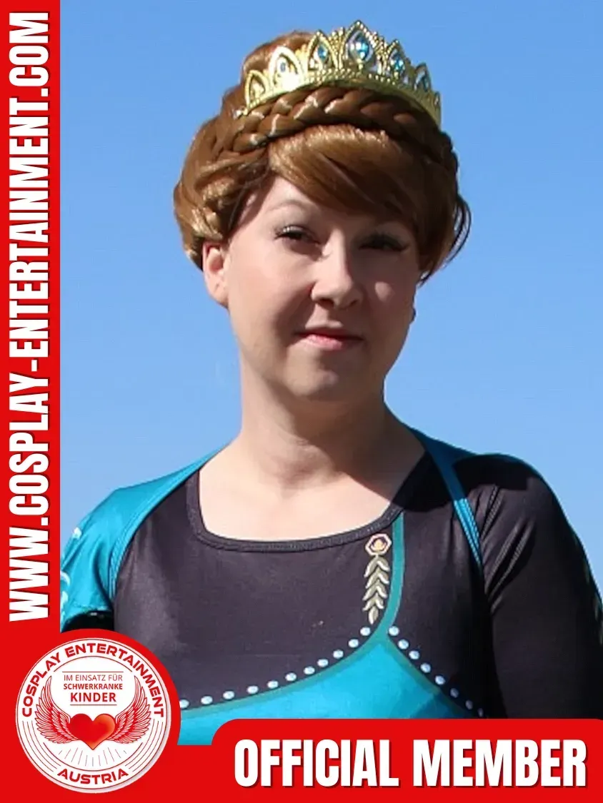 Eine Frau mit Perücke und Krone ist offizielles Mitglied von www.cosplay-entertainment.com