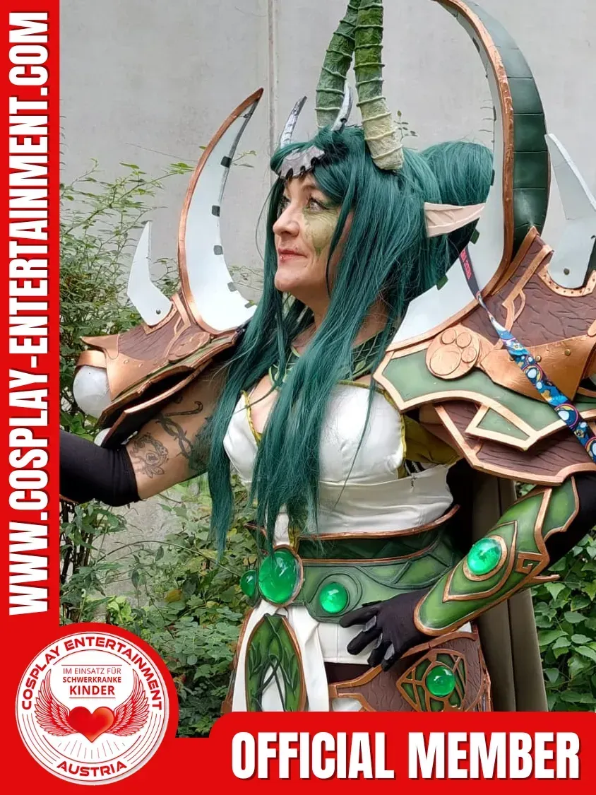Eine Frau im Cosplay-Kostüm ist offizielles Mitglied von www.cosplay-entertainment.com