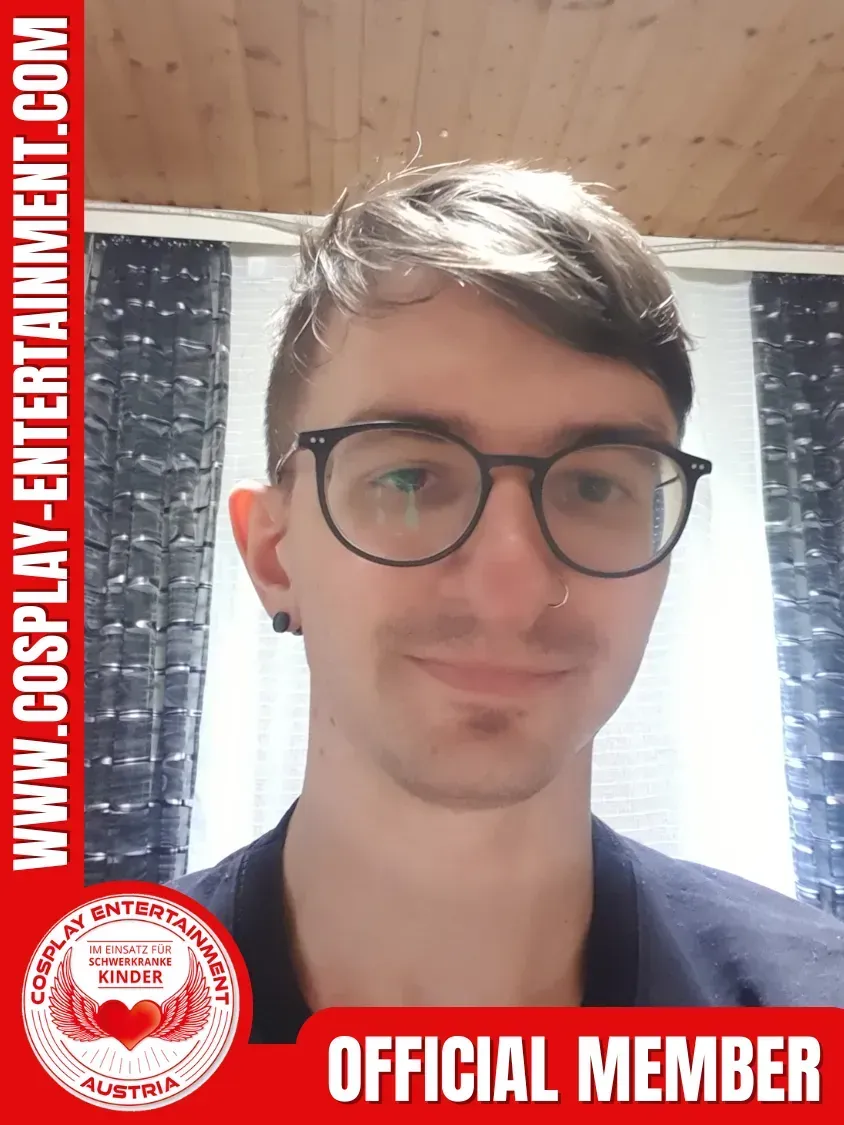 Ein Mann mit Brille ist ein offizielles Mitglied von www.cosplay-entertainment.com