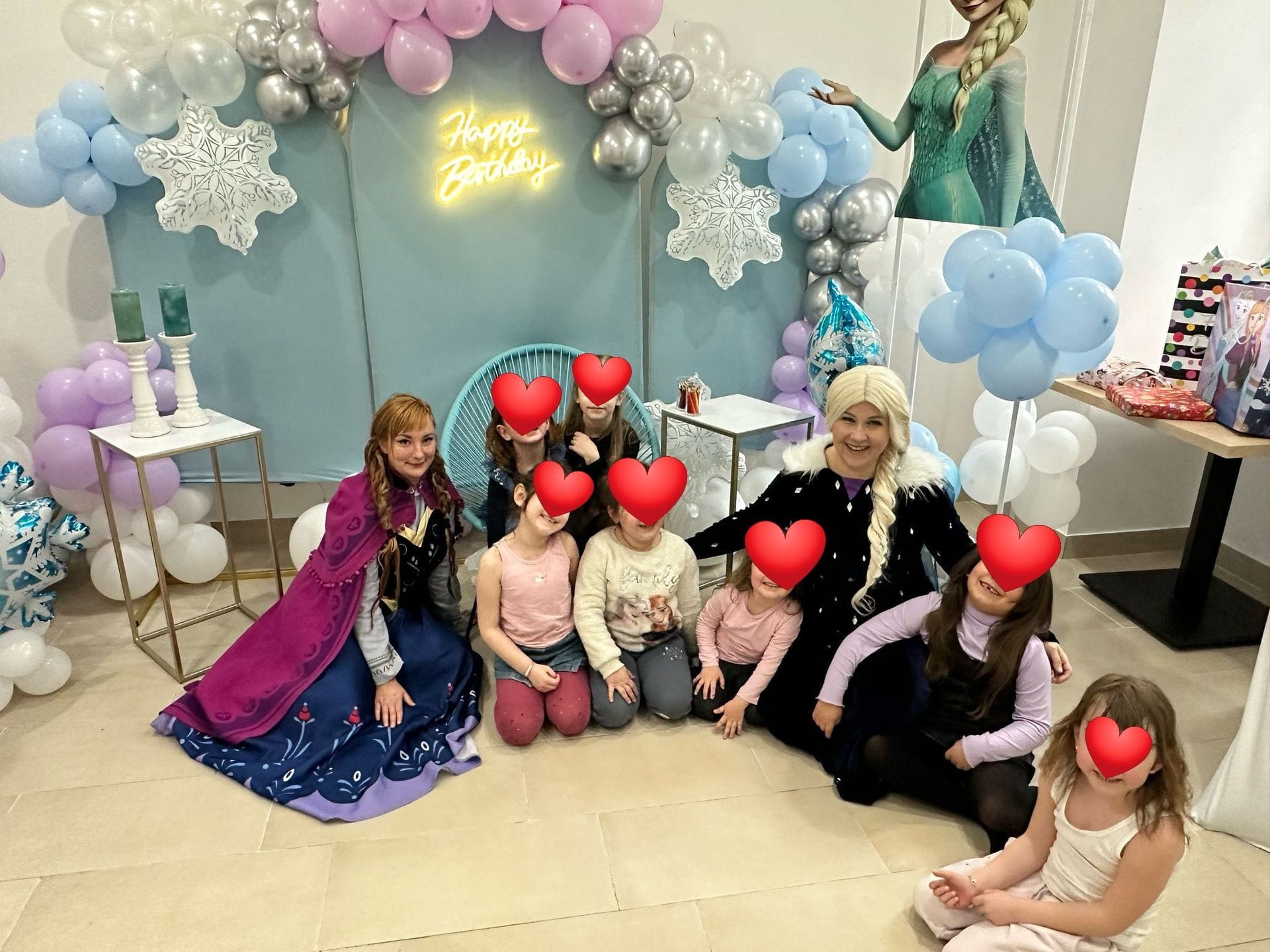 Eine Gruppe Kinder posiert für ein Foto mit einem Eisthema. Manche sind verkleidet.