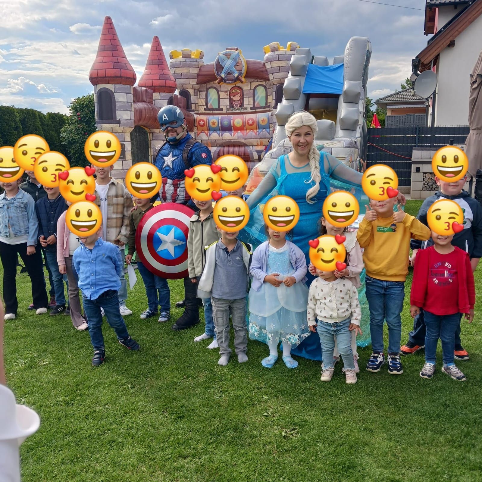 Eine Gruppe von Kindern mit Smileys im Gesicht auf einer Geburtstagsfeier mit Elsa und Captain American.