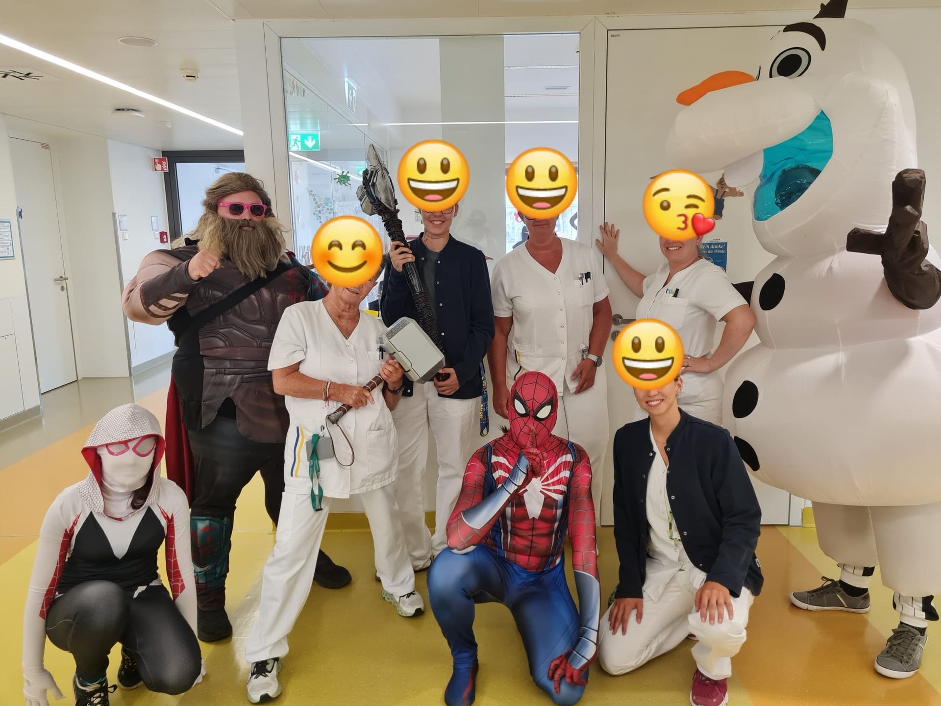 Eine Gruppe von als Superhelden verkleideten Menschen posiert für ein Foto.
