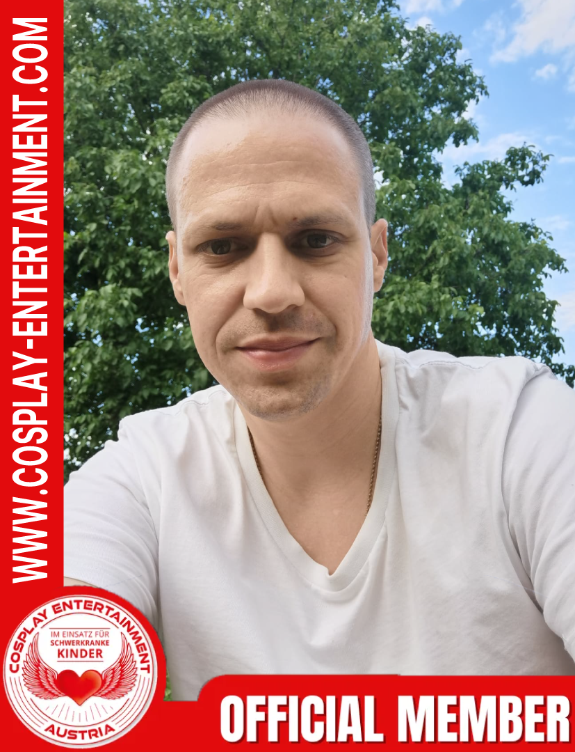 Ein Mann mit weißem Hemd ist ein offizielles Mitglied von www.cosplay-entertainment.com