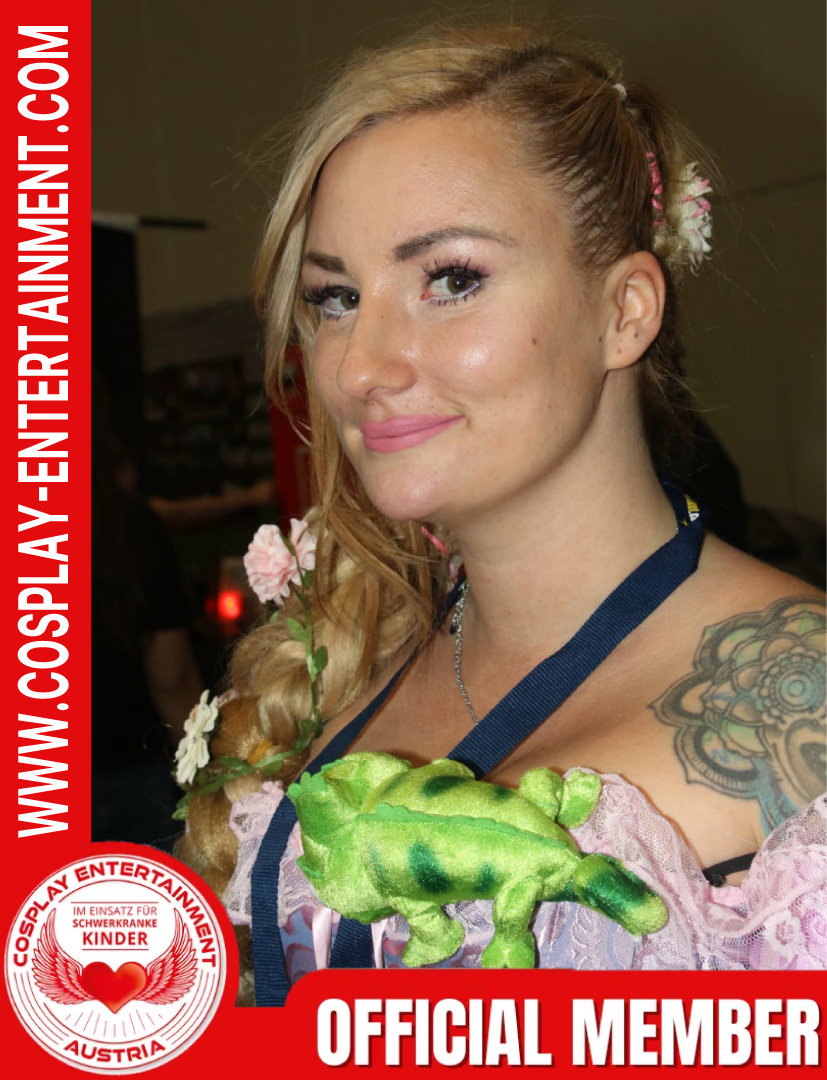 Eine kostümierte Frau und ist offizielles Mitglied von www.cosplay-entertainment.com