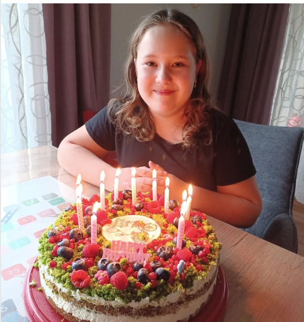 Ein kleines Mädchen reitet auf einem Pferd neben einem Marienkäfer und Captain America