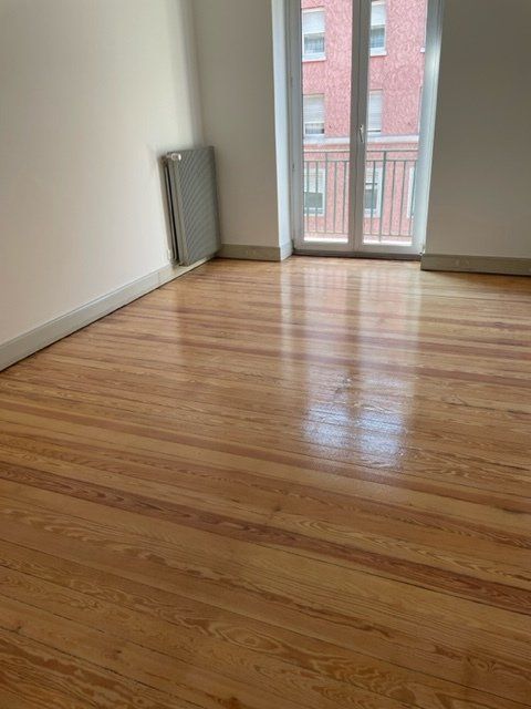 sol poncé et vernis