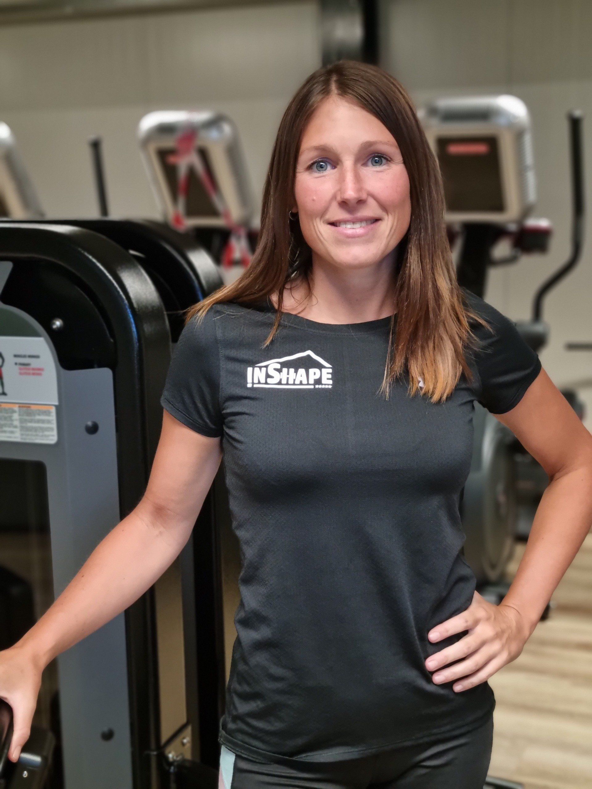 Een vrouw draagt ​​een zwart shirt met het woord insimps erop