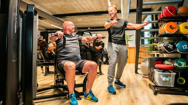 De voorkant van een gebouw met een brievenbus ervoor.