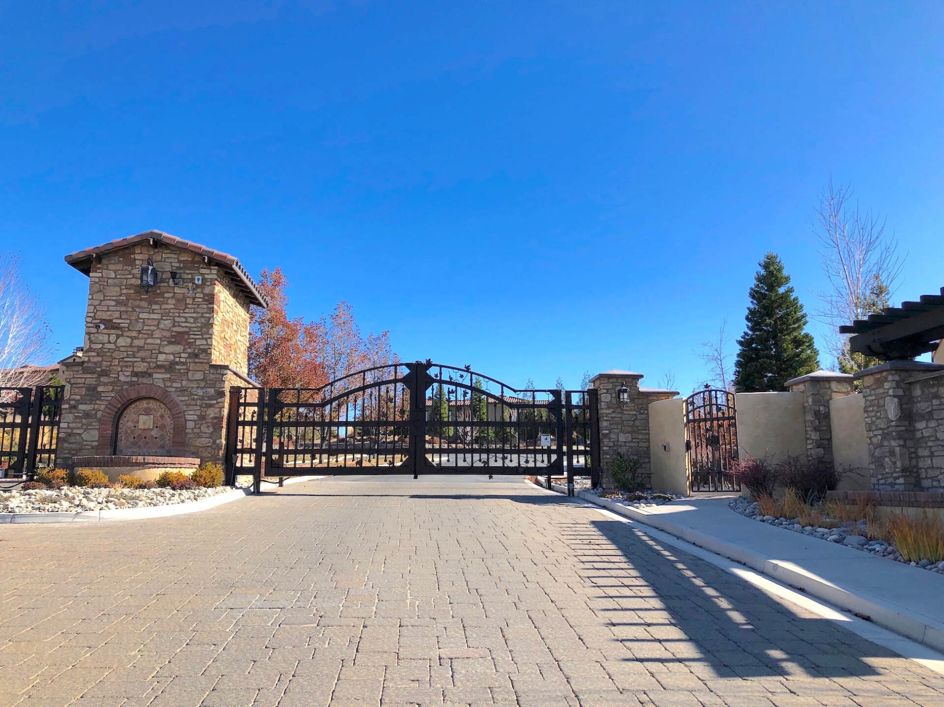 Large Gate — Sparks, NV — Tholl Fence, Inc.