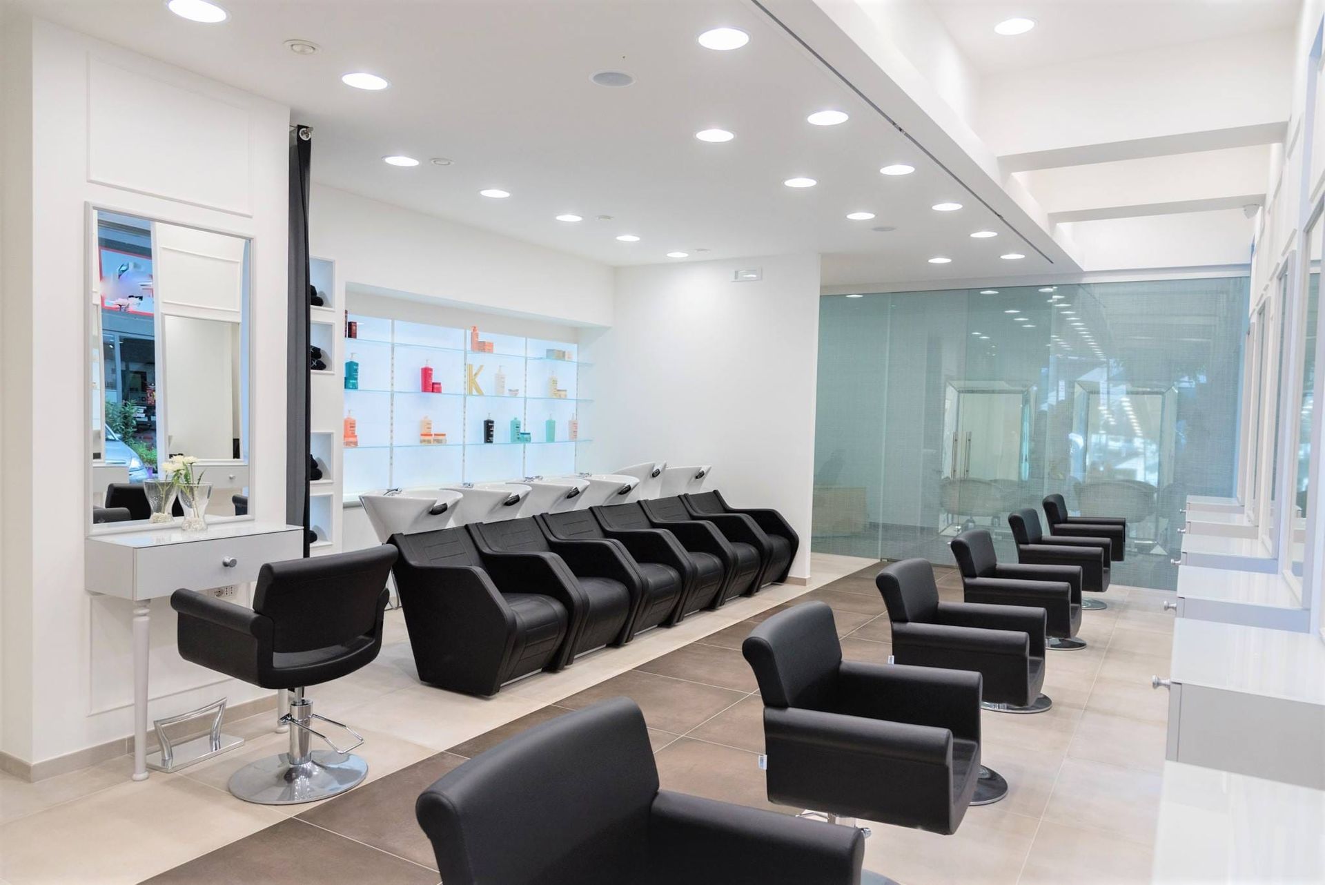 poltrone in pelle per arredamento per parrucchieri a Roma