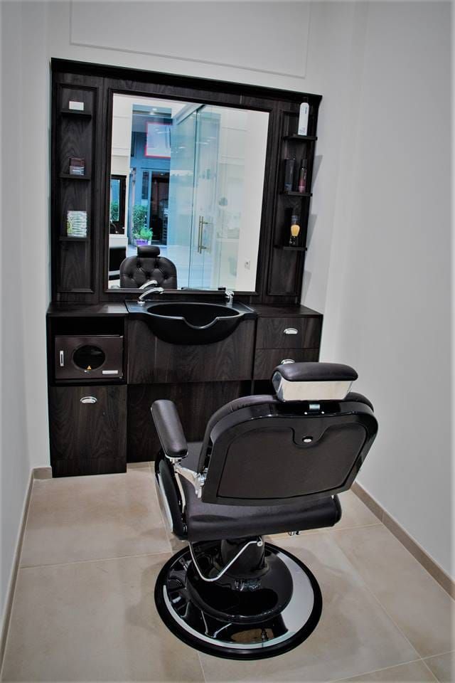 poltrona con specchio per arredamento per parrucchieri a Roma