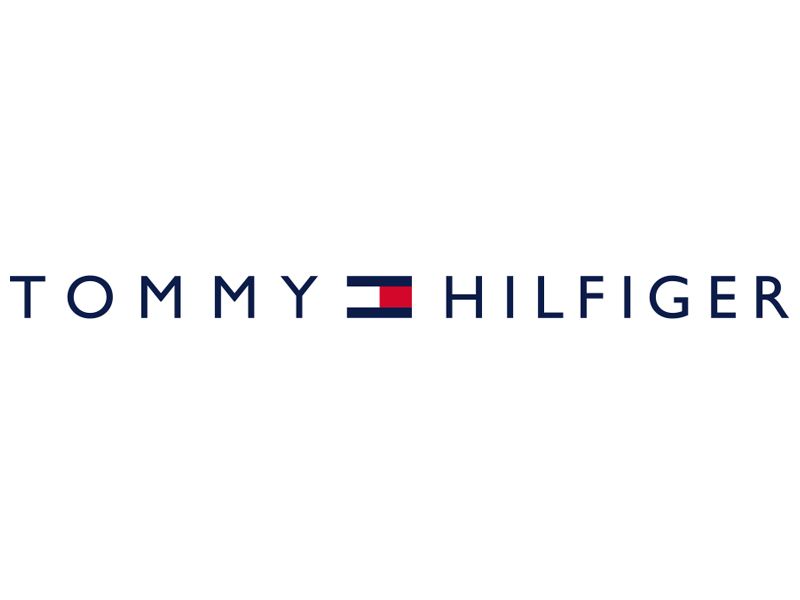 Logo Tommy Hilfiger: testo blu navy, icona della bandiera rossa, bianca e blu.