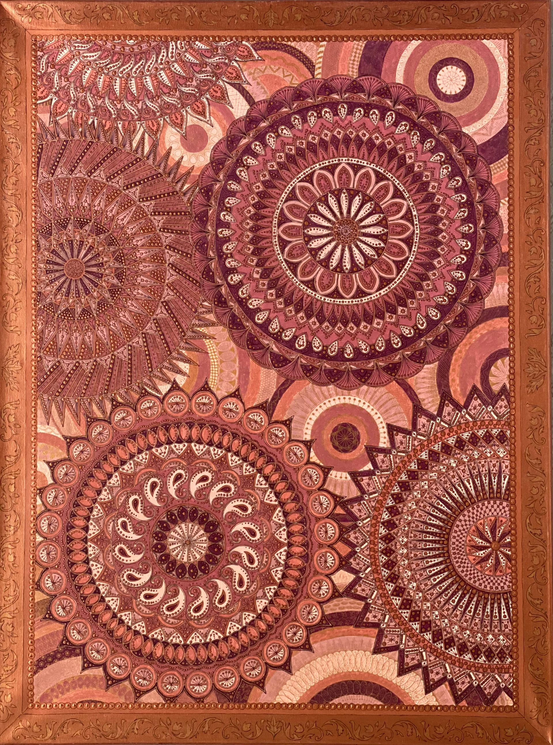 Ingelijst kunstwerk met vier sierlijke, cirkelvormige mandala-ontwerpen in rode en bruine tinten.