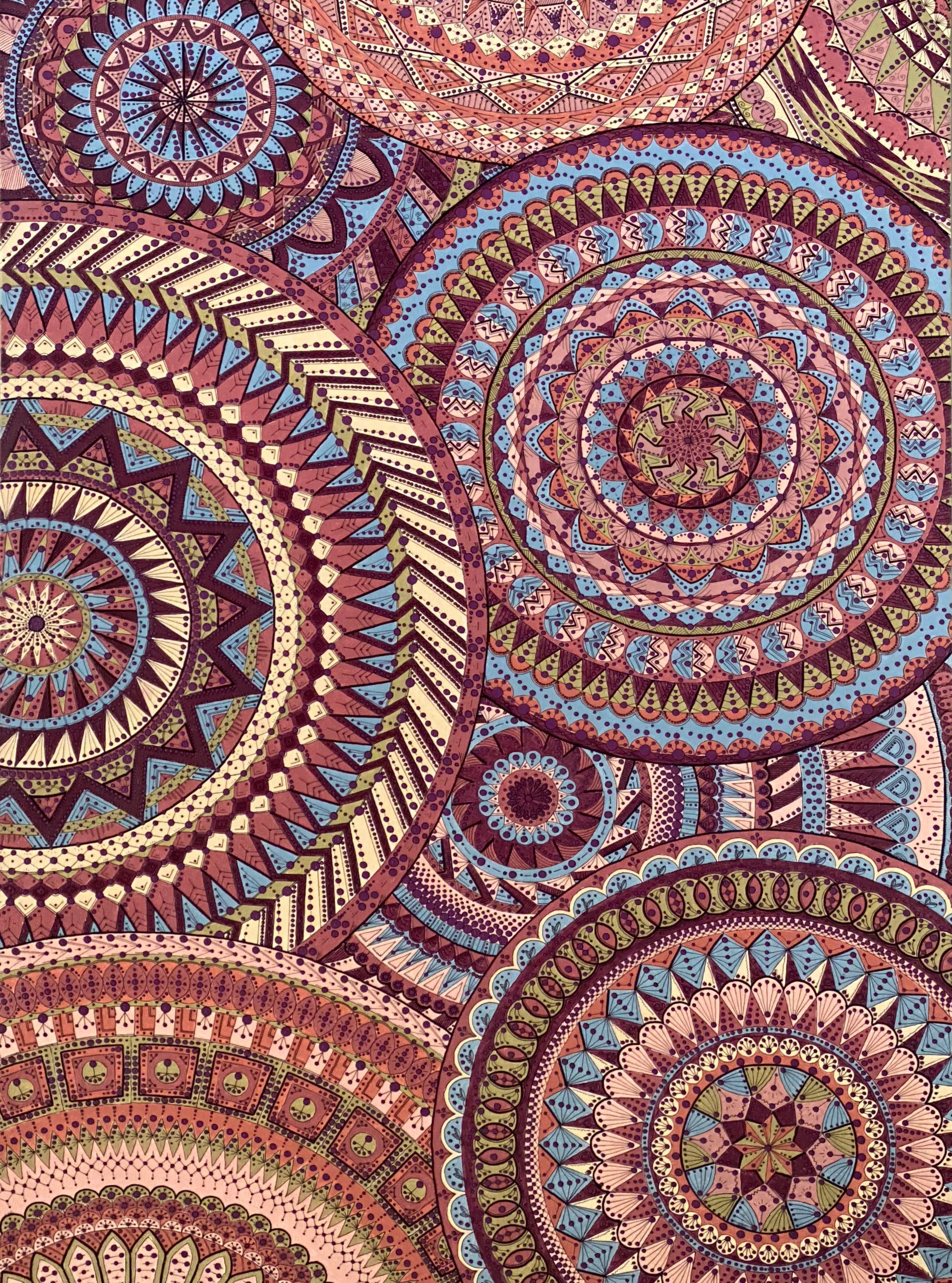 Een cirkelvormig patroon in tinten rood, blauw en goud, dat doet denken aan mandala's