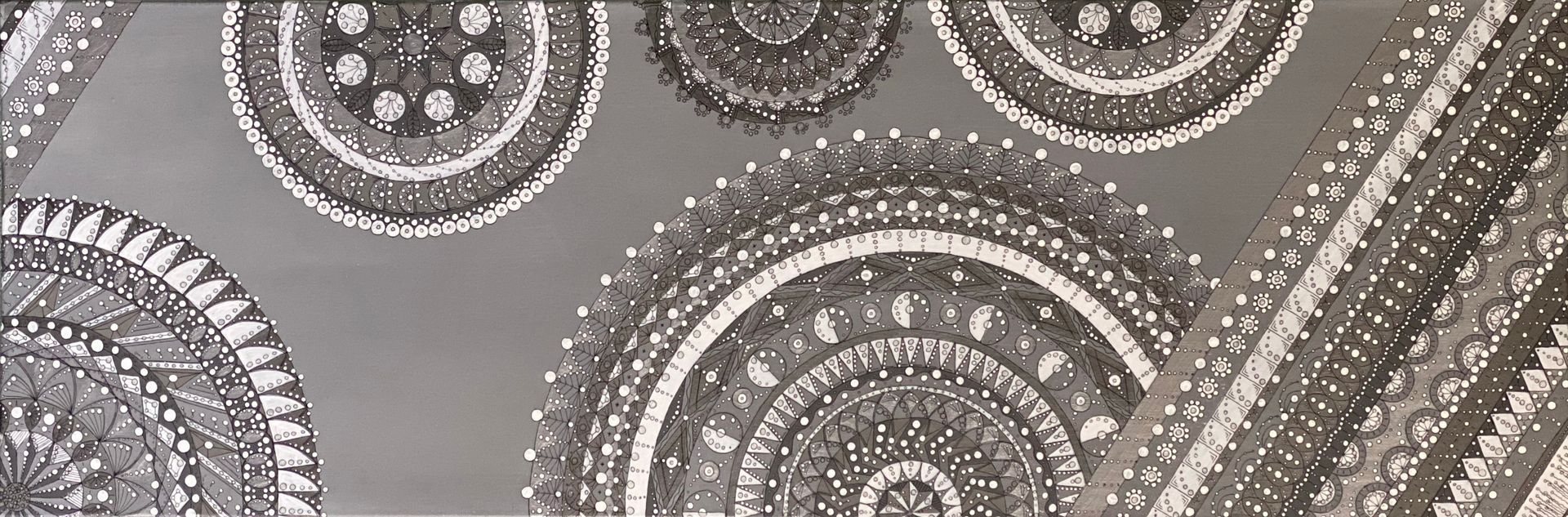 Grijze achtergrond met een patroon van cirkelvormige witte motieven, die op paisley lijken.