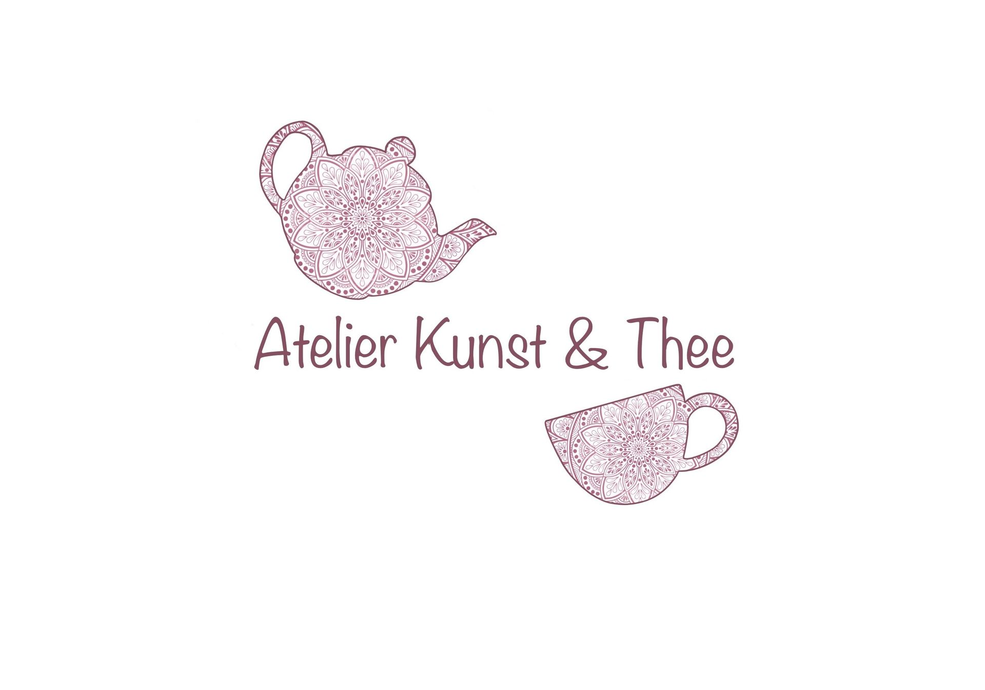 Logo: Theepot en theekopje, beide met gedetailleerde bloemenmotieven, boven de woorden 