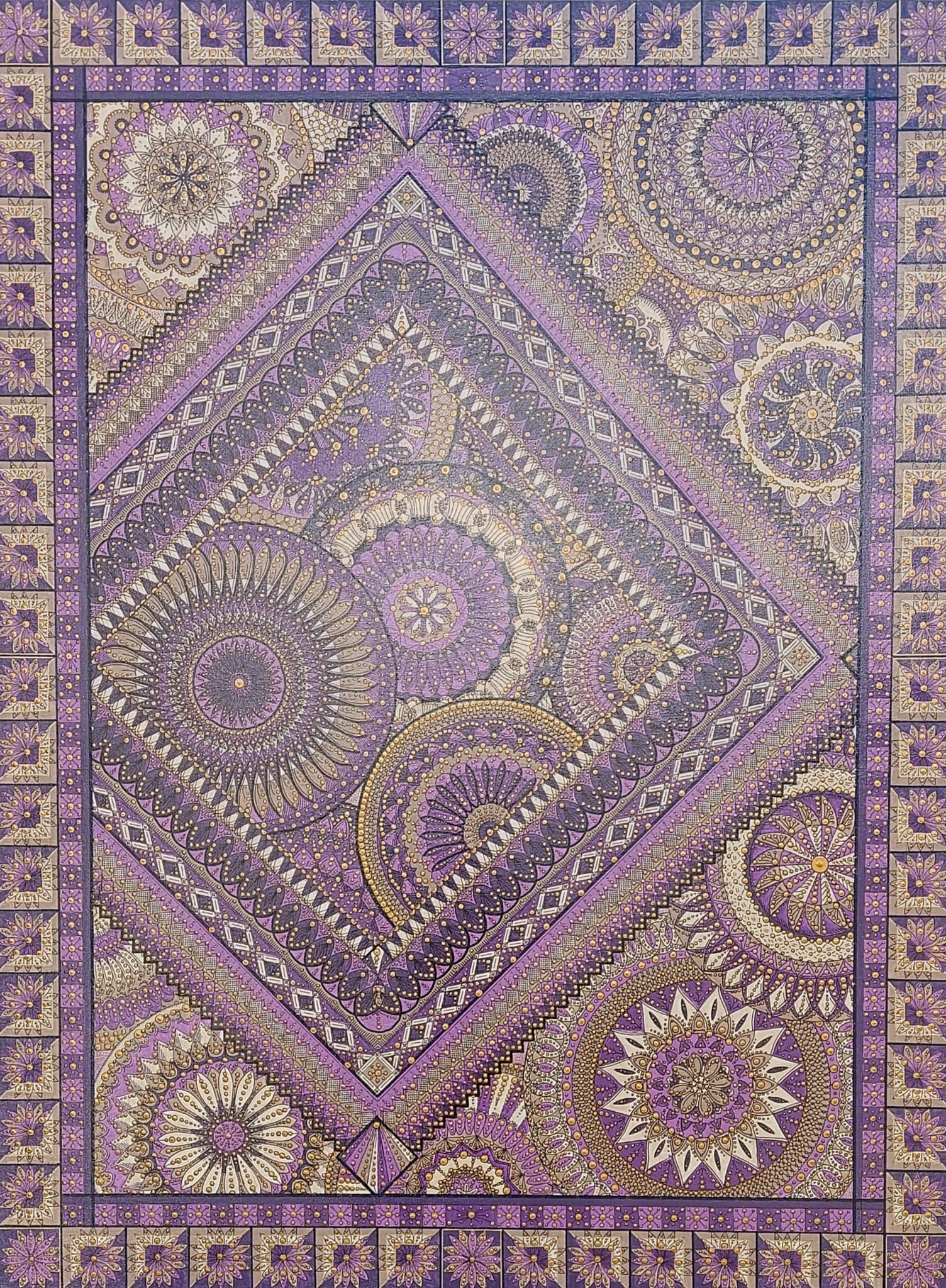 Paars en goudkleurig geometrisch mozaïek met vierkante rand. Centraal ruitvormig ontwerp.