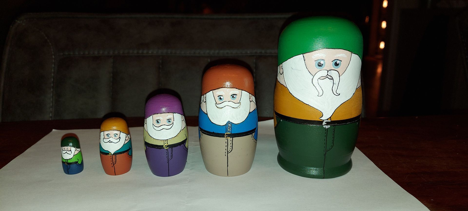 Een set van vijf Russische matroesjka-poppen, beschilderd om op tuinkabouters te lijken, gerangschikt op grootte.