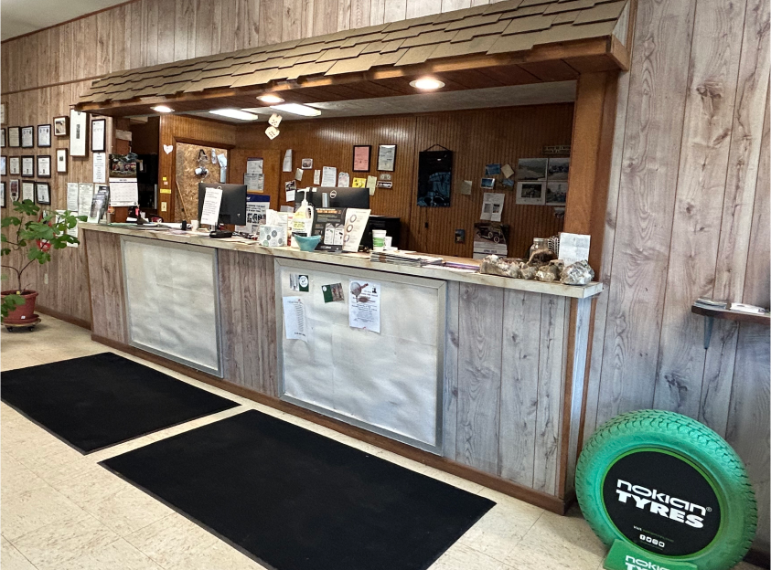 Our receptionist desk | Roe Jan Auto Center LLC