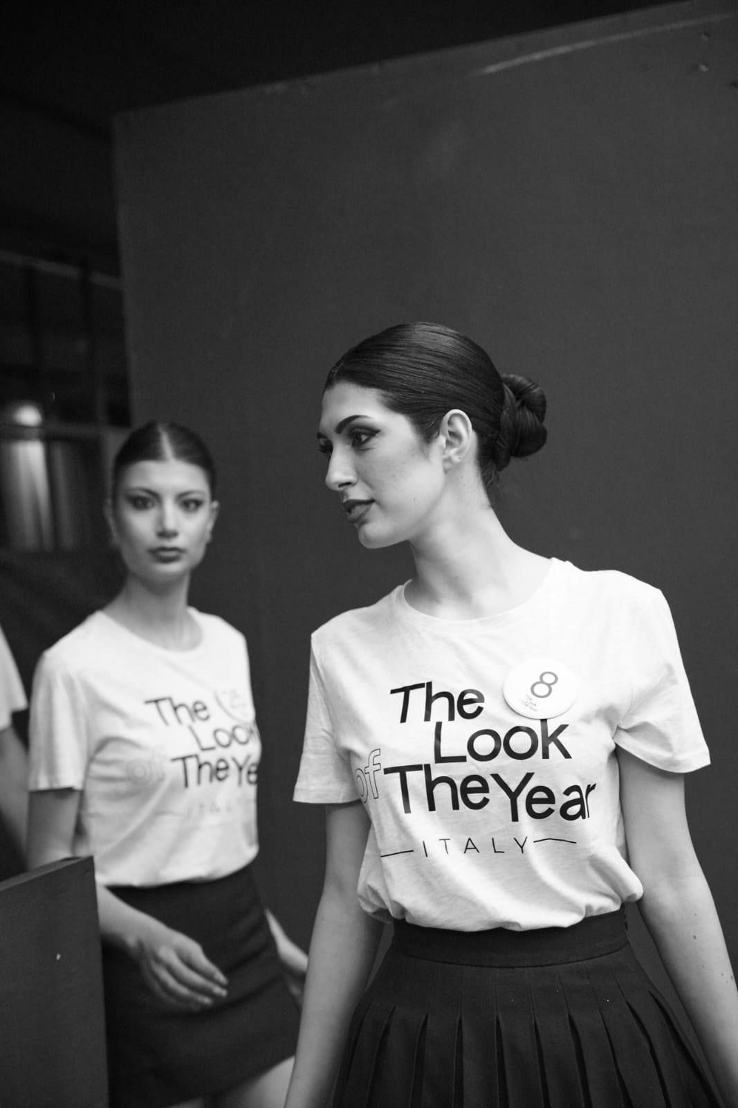 Una donna che indossa una maglietta con la scritta "look dell'anno"