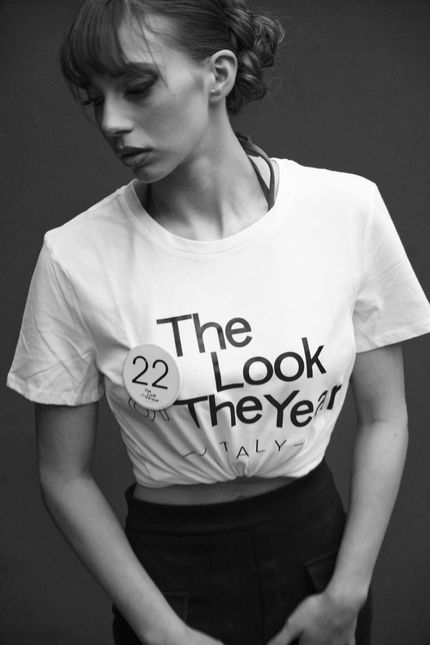 Una donna che indossa una maglietta bianca con la scritta "look dell'anno"