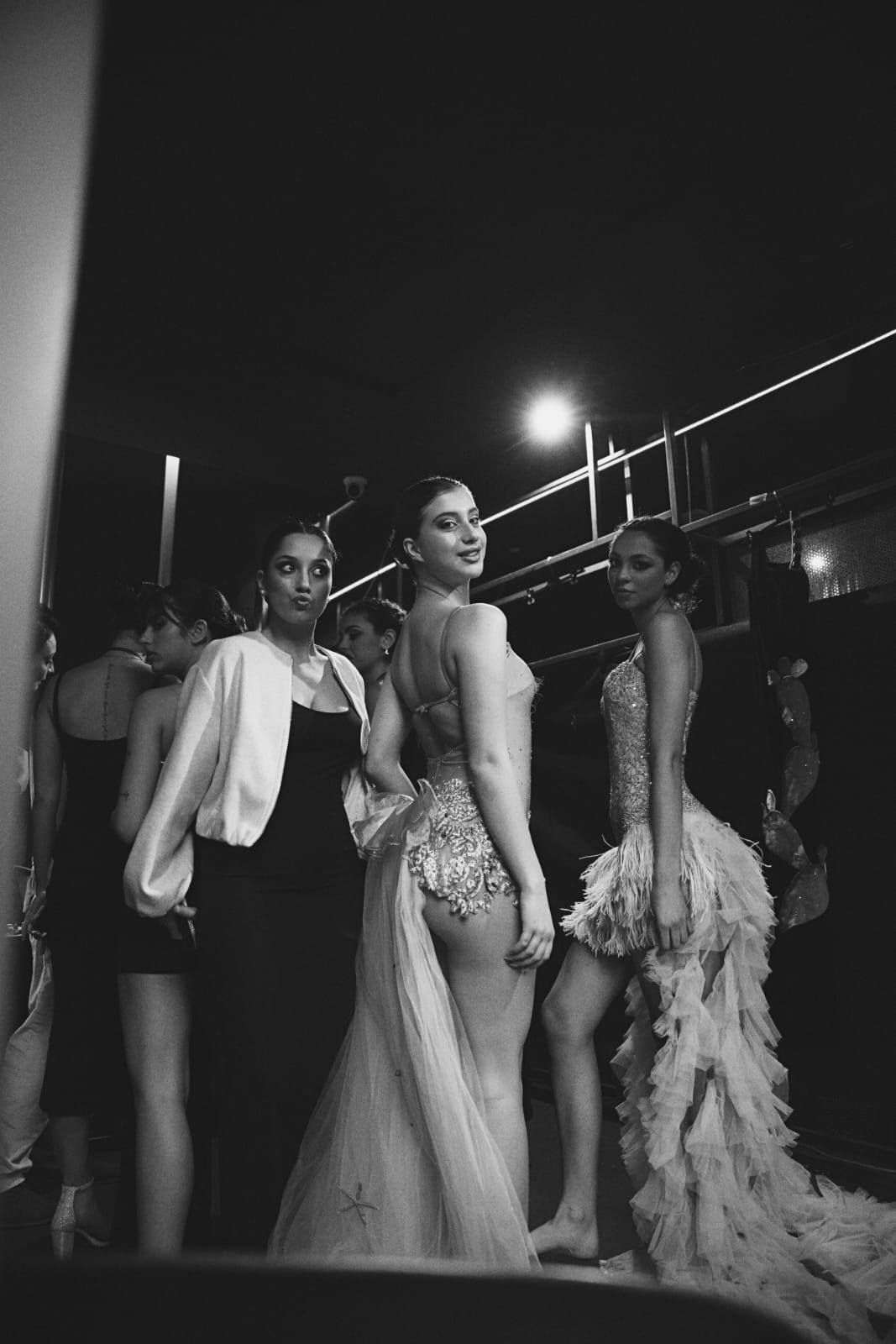 Un gruppo di donne sono in piedi una accanto all'altra in una foto in bianco e nero.