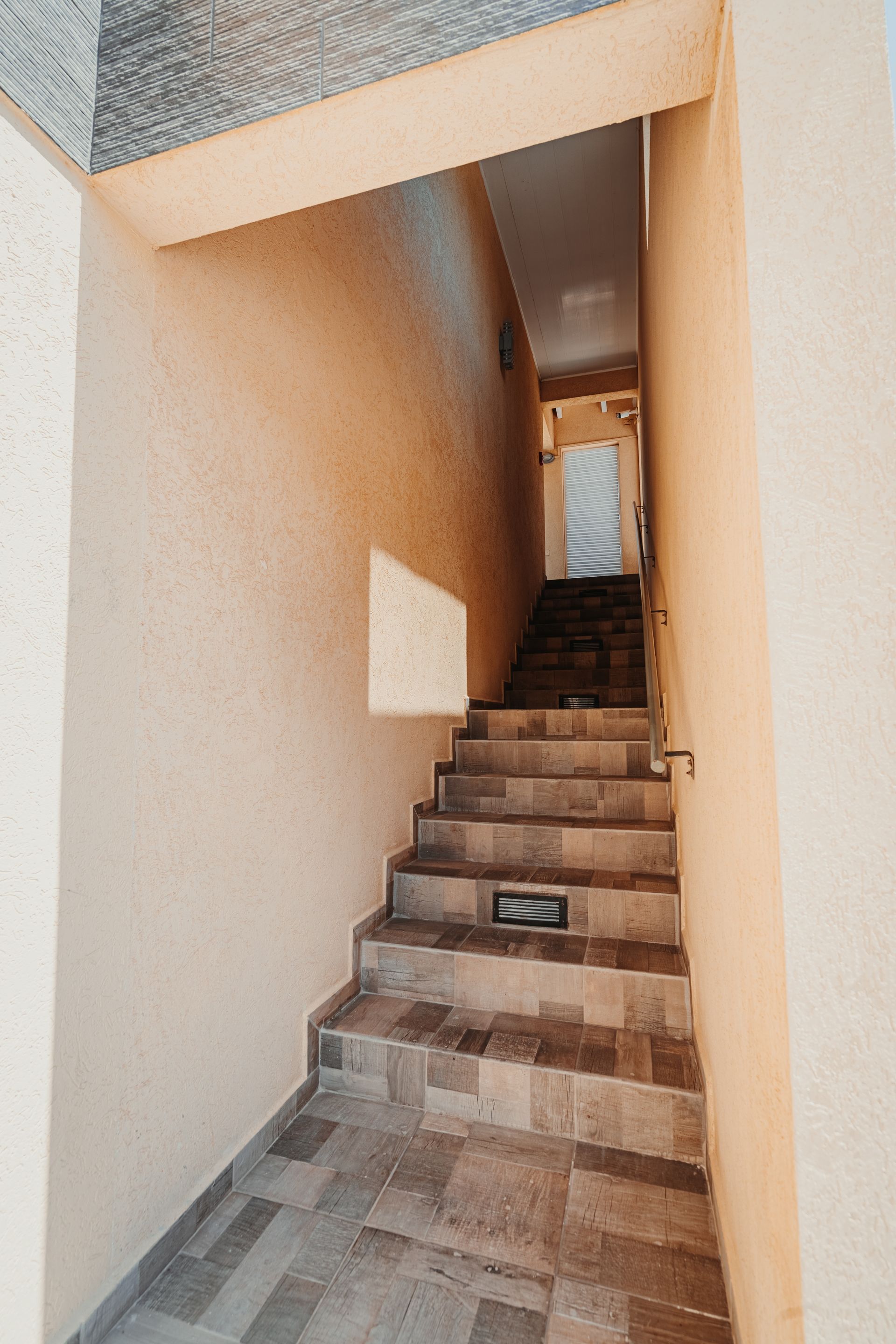 Escaleras para el primer piso donde estan ubicados los apartamentos para parejas