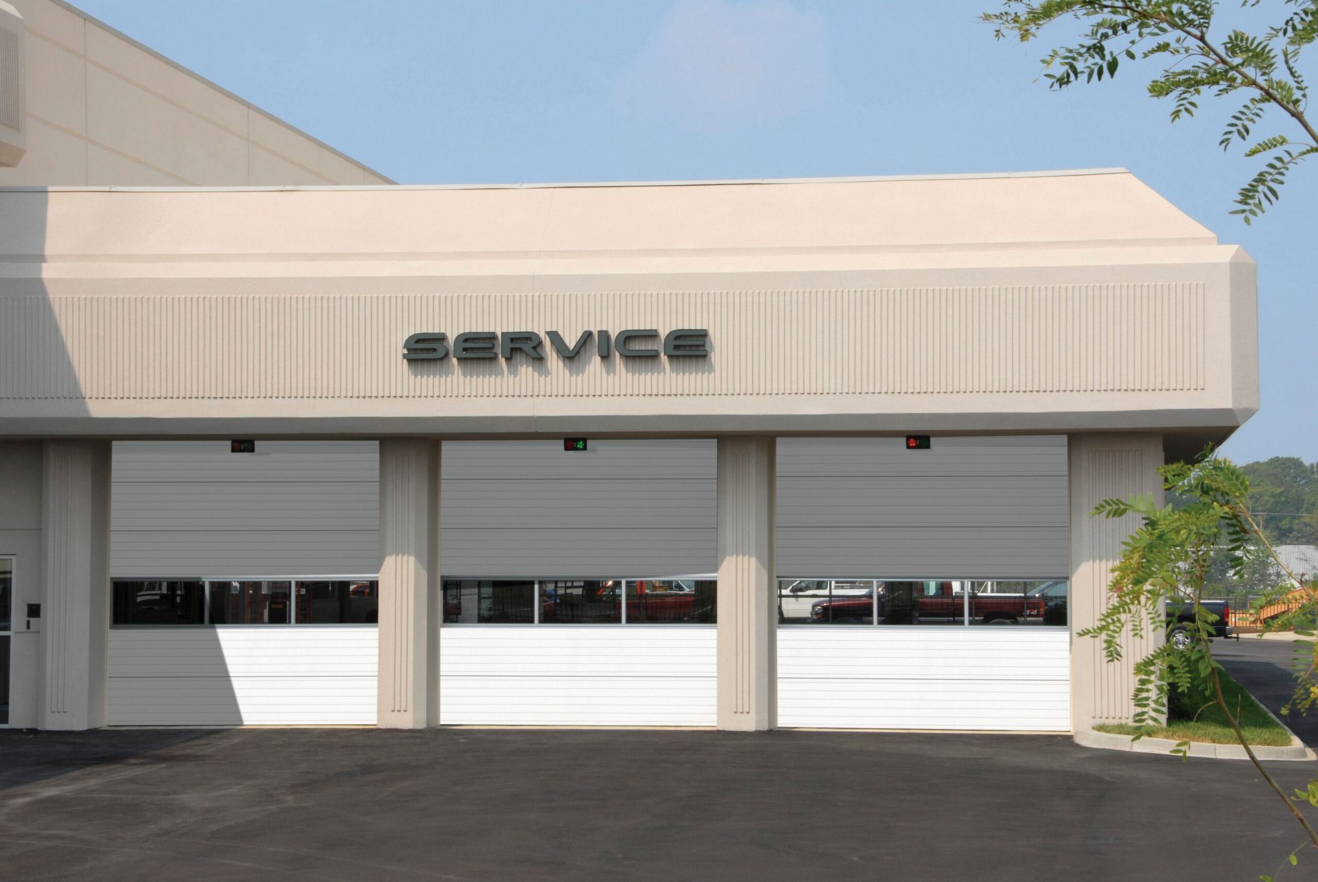 a garage with the word service on it