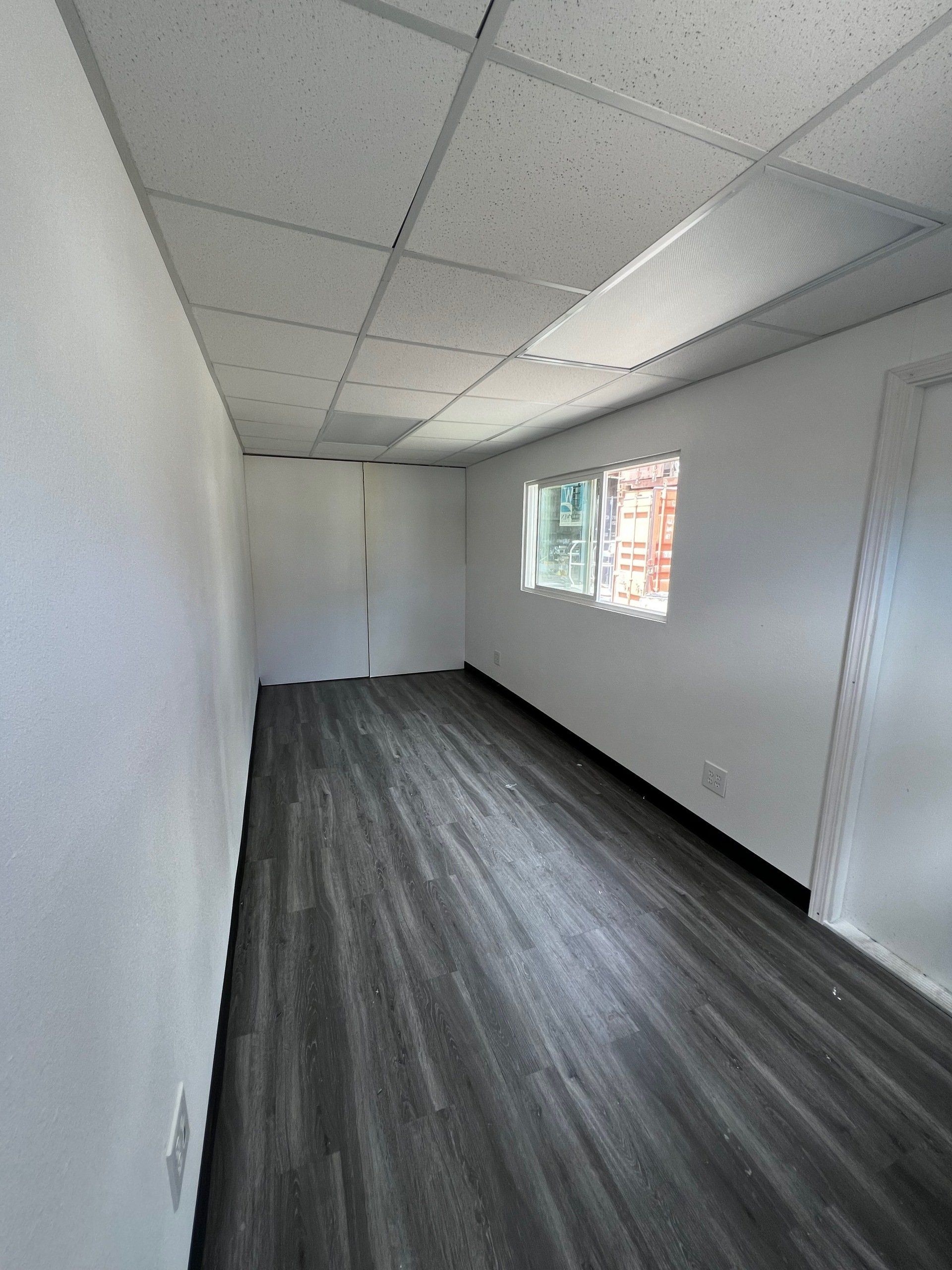 20' Shipping Container Office Deluxe Model interior