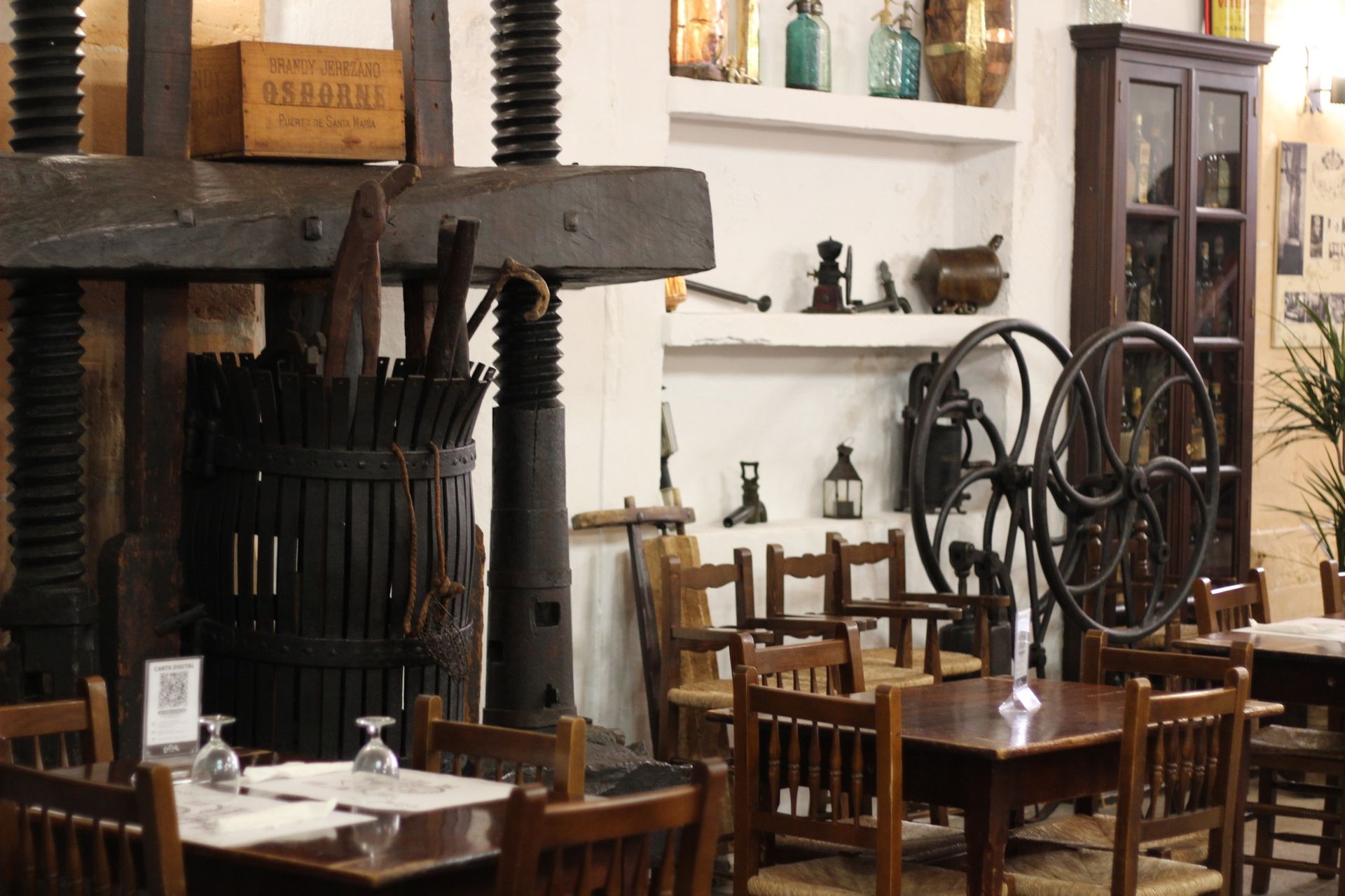 Un comedor con mesas y sillas y una gran caja de madera que dice gedabel
