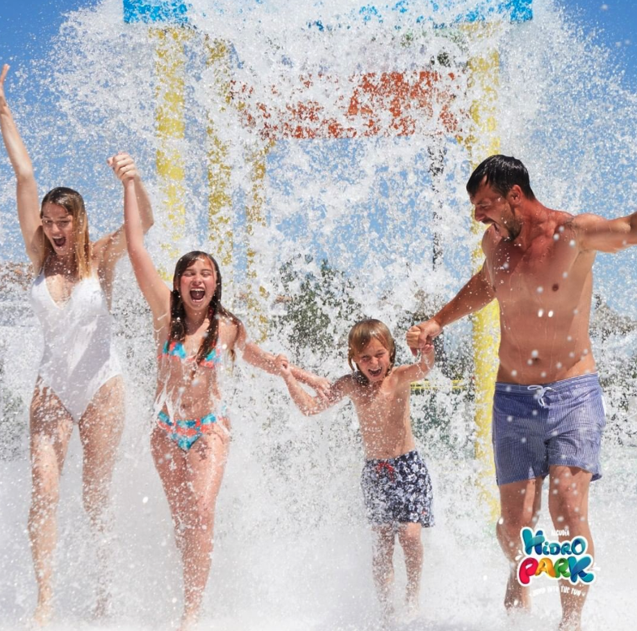 Una familia está jugando en el agua en el parque Hugo.