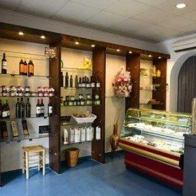 Una tienda llena de estantes y botellas de vino.