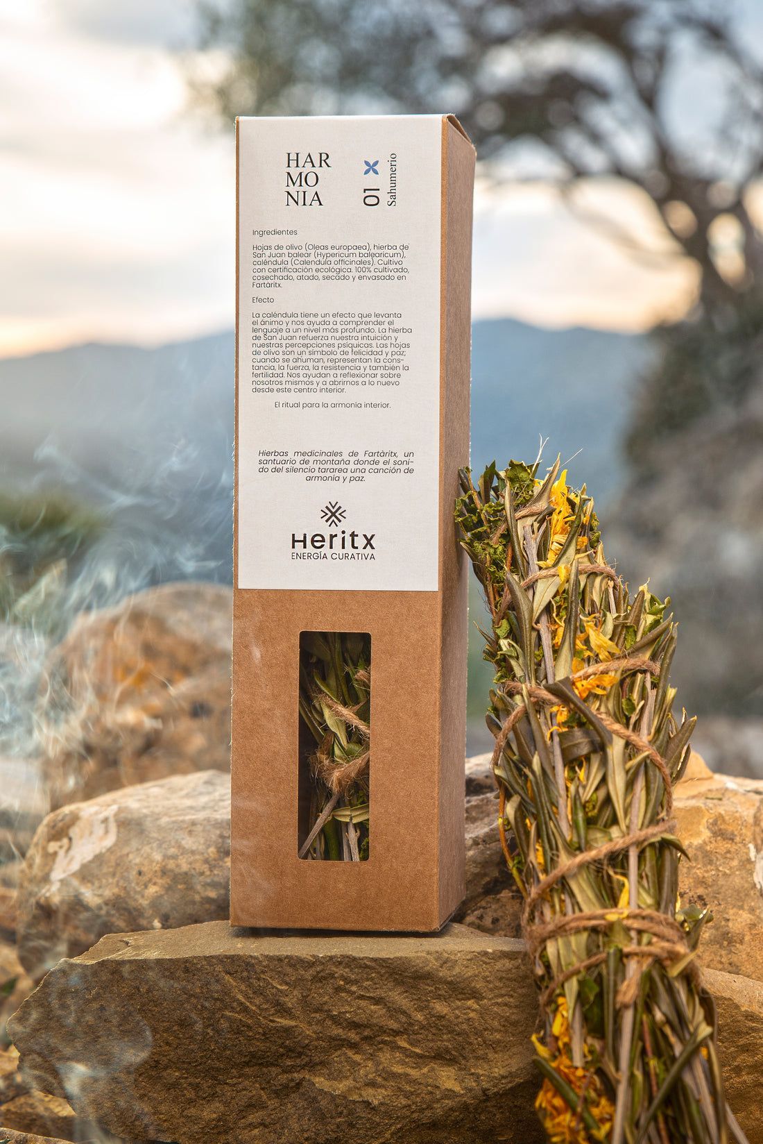 Una caja de hierbas secas se encuentra encima de una pila de rocas.