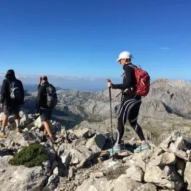 Un grupo de personas está subiendo una montaña.