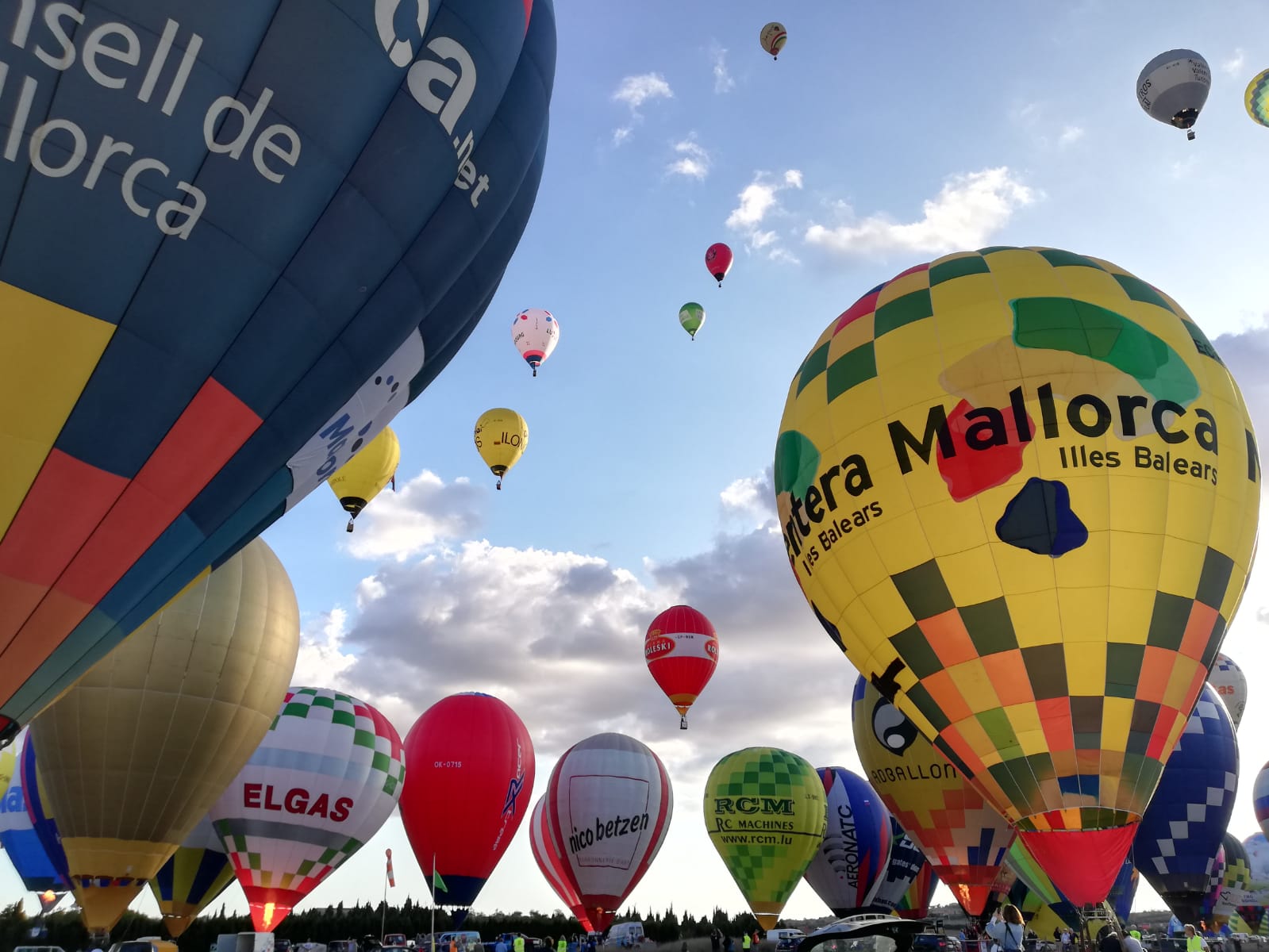 Un montón de globos aerostáticos con uno que dice Mallorca.