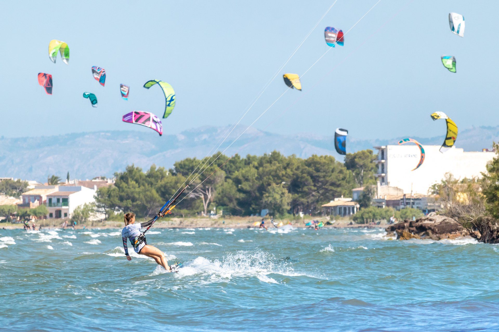 Una persona está volando una cometa en el océano.